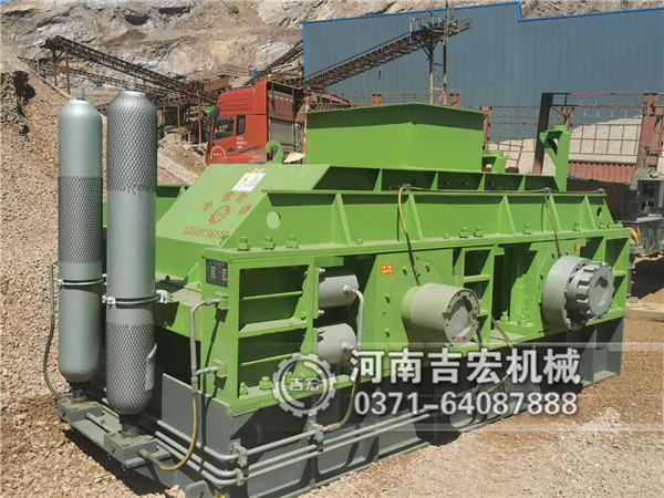 2PG1610液压对辊制砂机_广东梅州河卵石制砂生产现场9.jpg