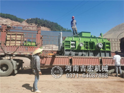 2PG1610液压对辊制砂机_广东梅州河卵石制砂生产现场