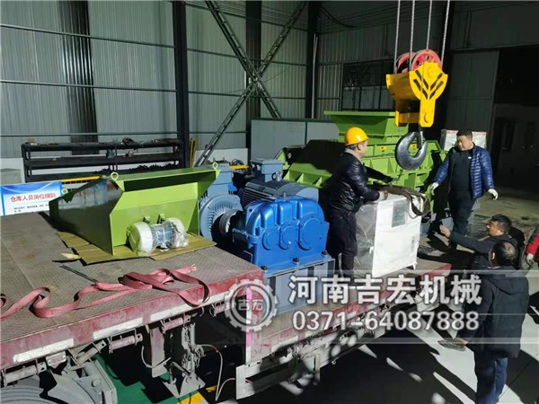 1000型液压对辊破碎机.jpg