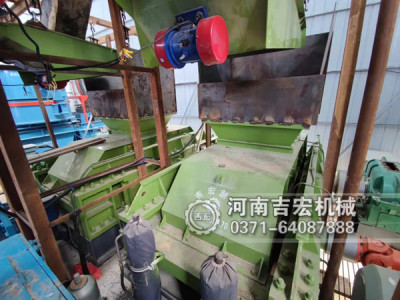阳江福建两台1610全液压对辊制砂机生产现场?